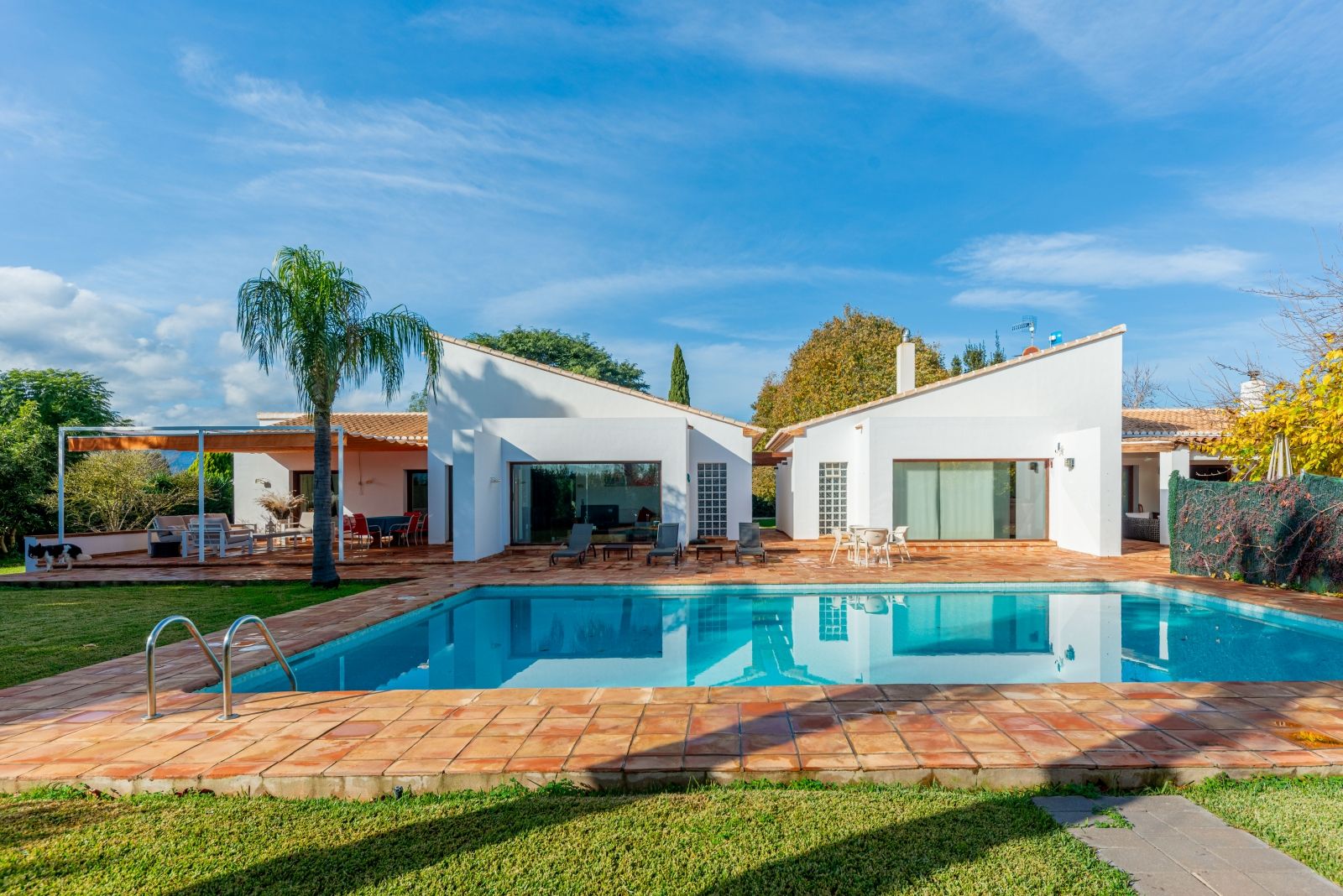 A private retreat surrounded by greenery, all on one level and with complete privacy.