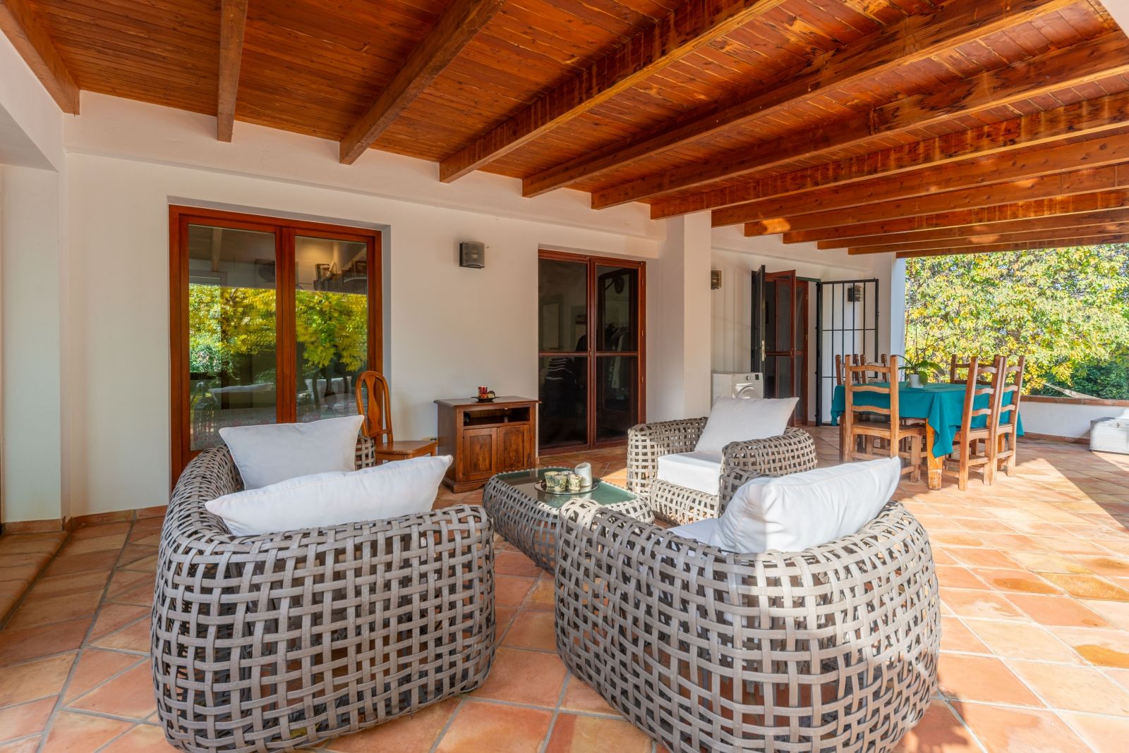 A private retreat surrounded by greenery, all on one level and with complete privacy.