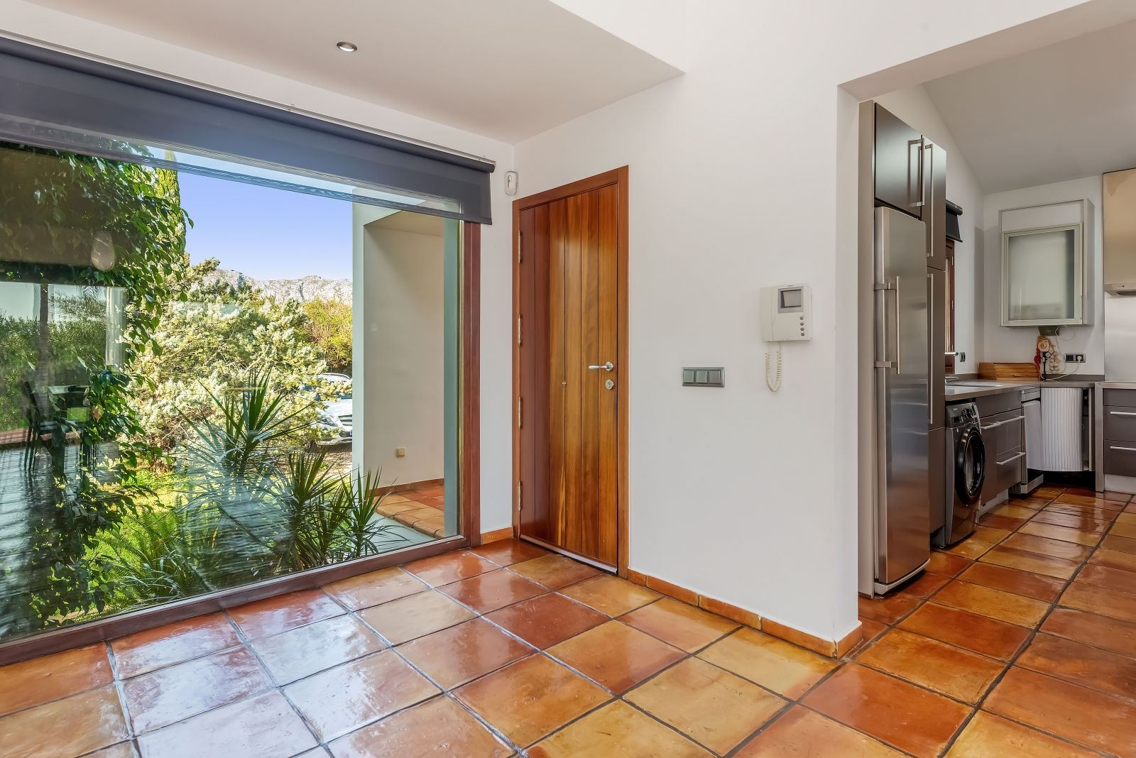 A private retreat surrounded by greenery, all on one level and with complete privacy.