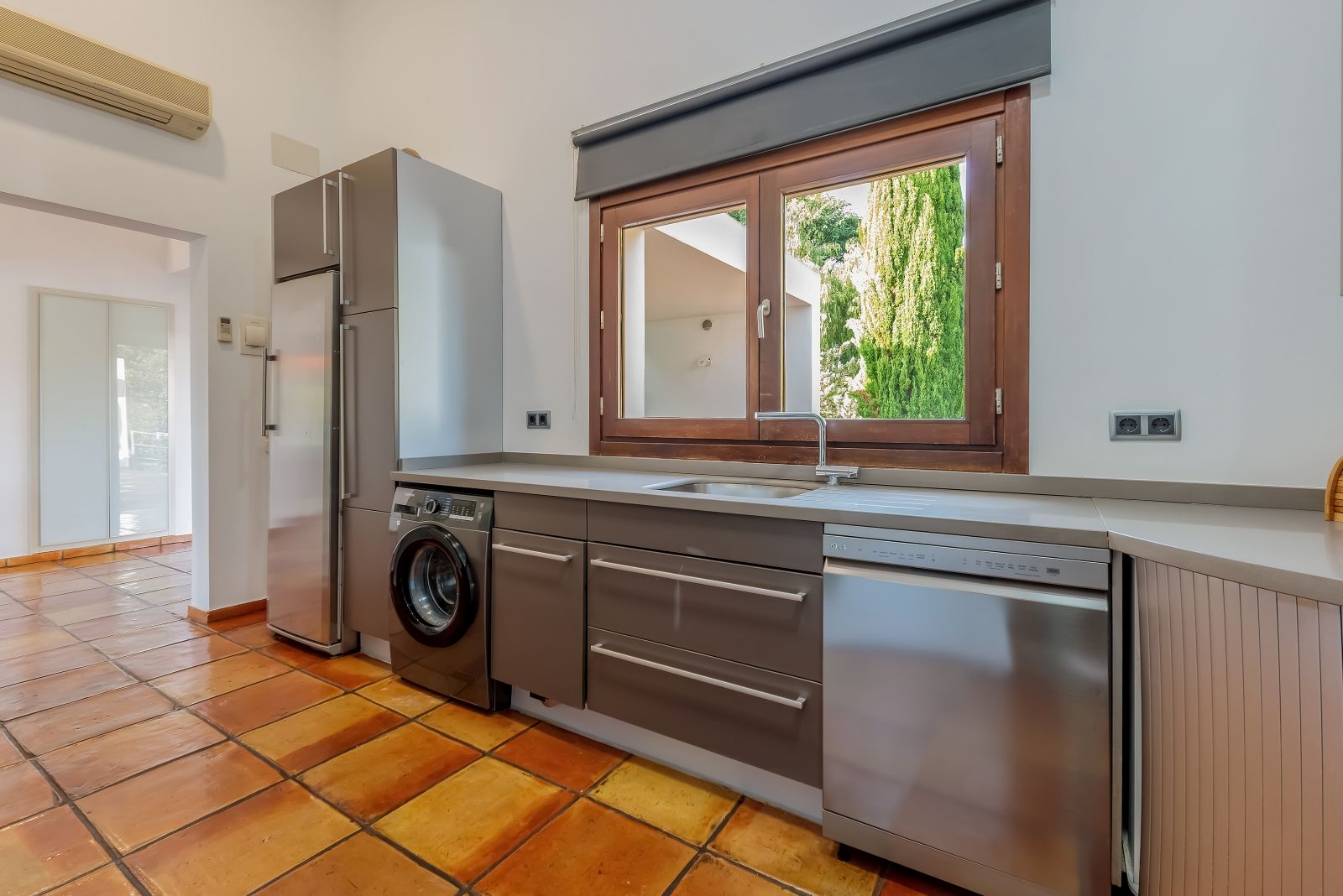 A private retreat surrounded by greenery, all on one level and with complete privacy.