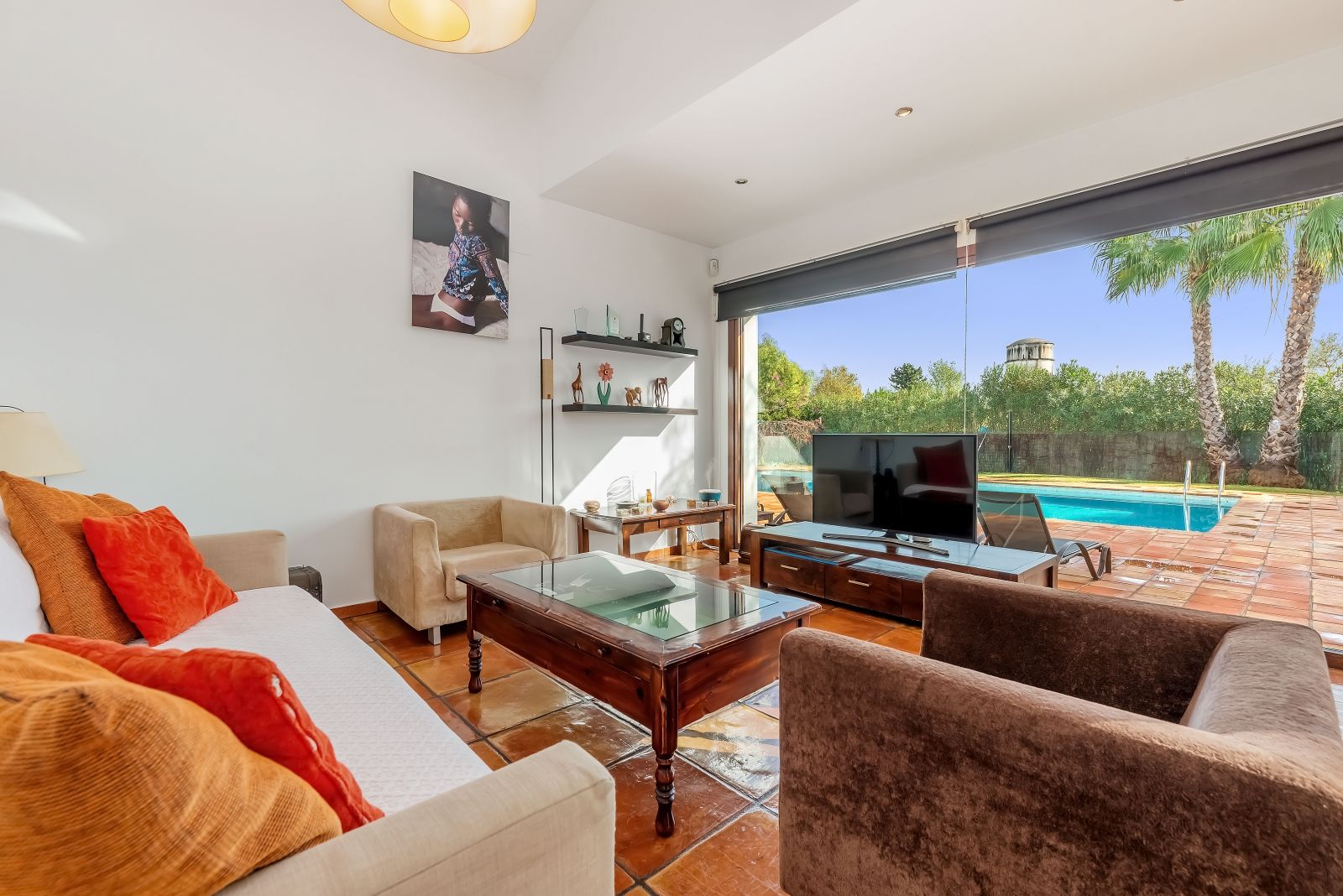 A private retreat surrounded by greenery, all on one level and with complete privacy.