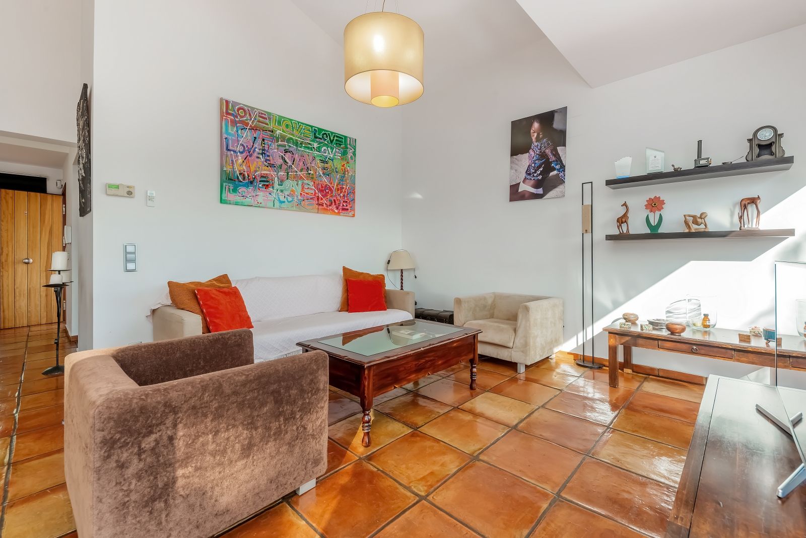 A private retreat surrounded by greenery, all on one level and with complete privacy.