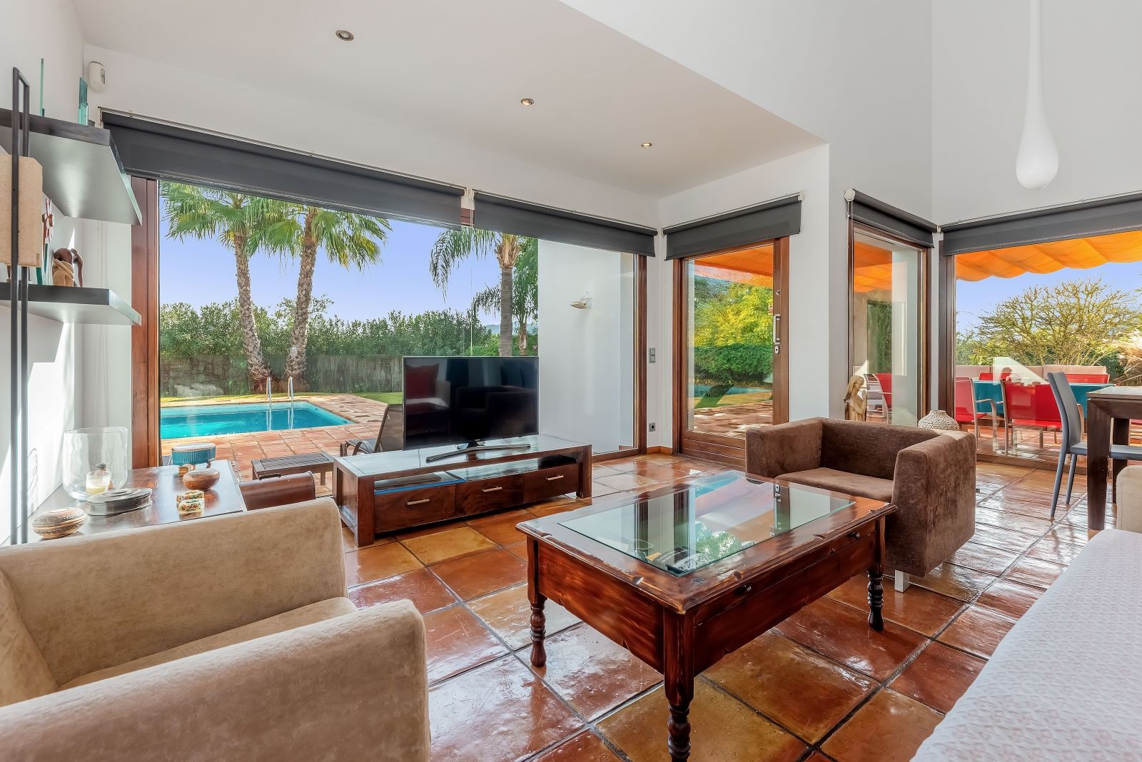 A private retreat surrounded by greenery, all on one level and with complete privacy.