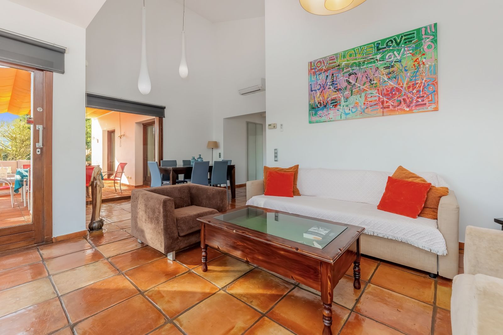 A private retreat surrounded by greenery, all on one level and with complete privacy.