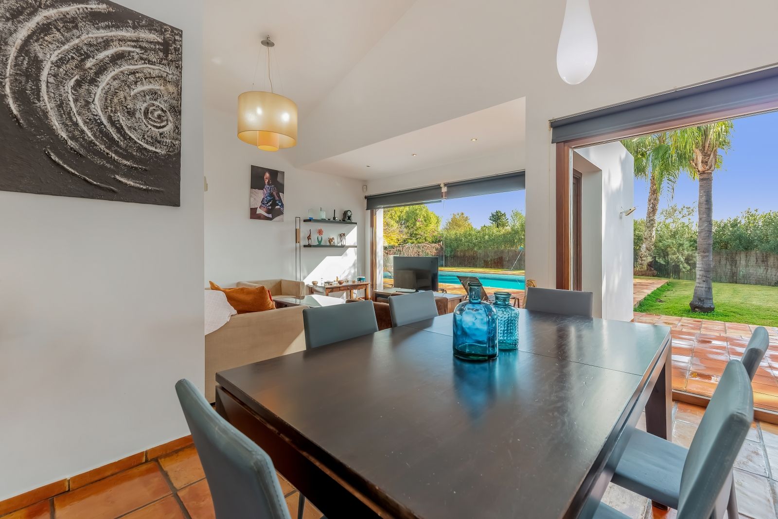 A private retreat surrounded by greenery, all on one level and with complete privacy.