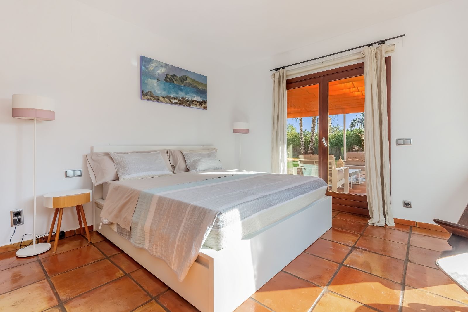 A private retreat surrounded by greenery, all on one level and with complete privacy.