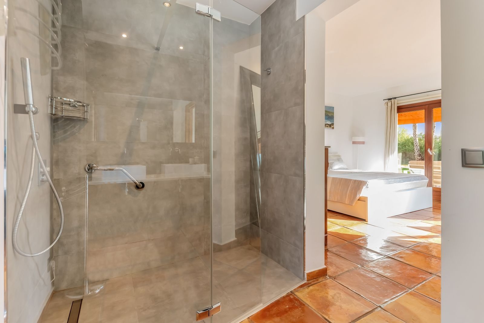 A private retreat surrounded by greenery, all on one level and with complete privacy.