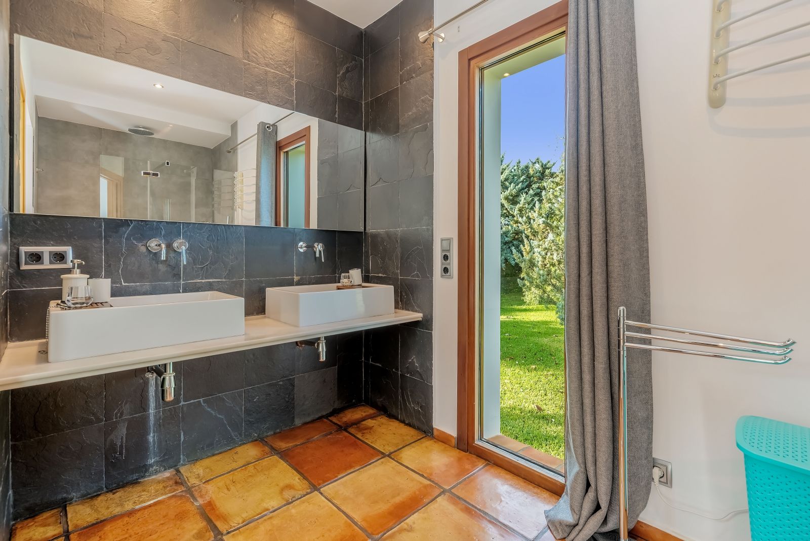 A private retreat surrounded by greenery, all on one level and with complete privacy.