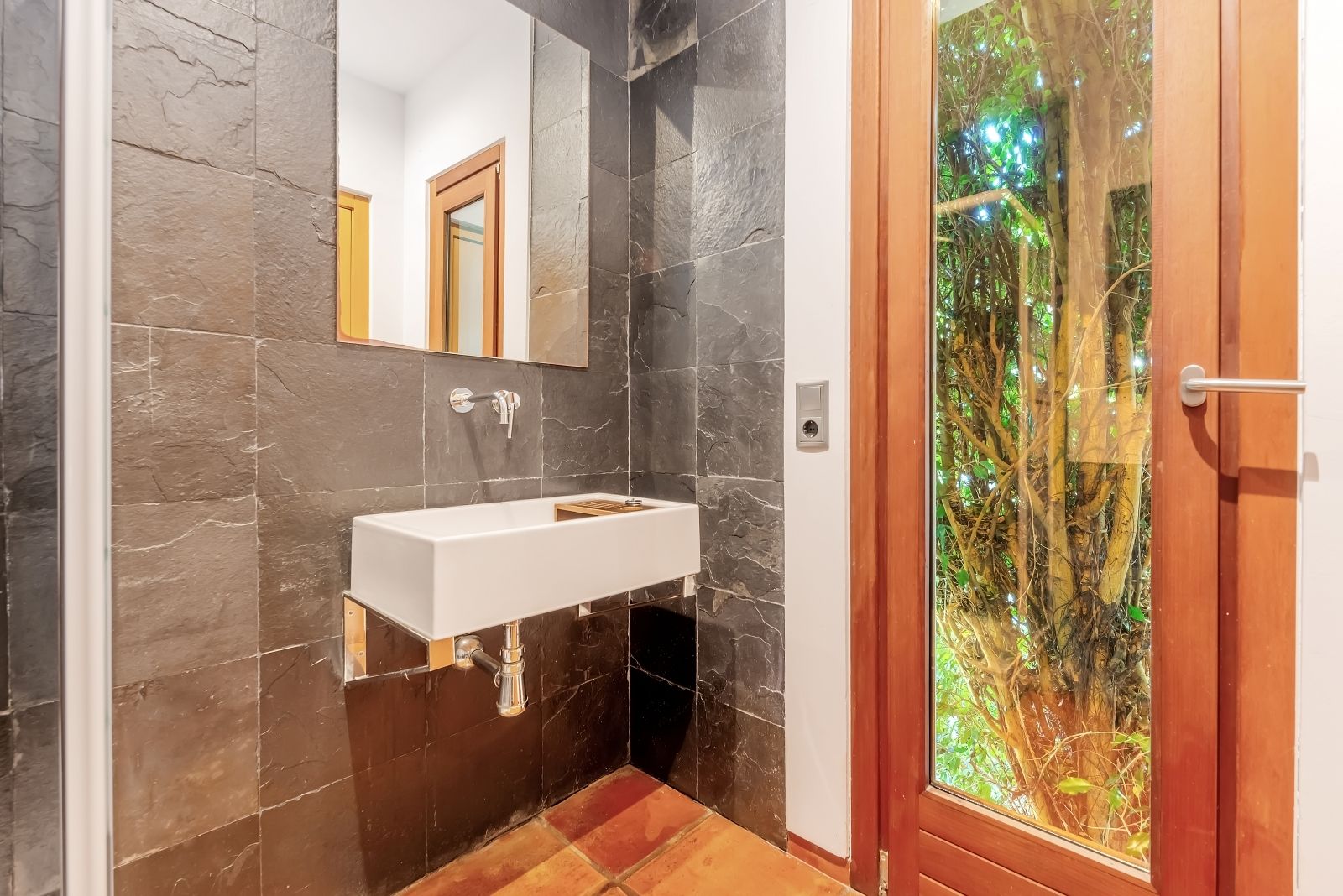 A private retreat surrounded by greenery, all on one level and with complete privacy.