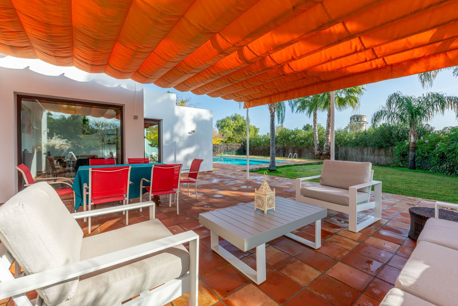 A private retreat surrounded by greenery, all on one level and with complete privacy.
