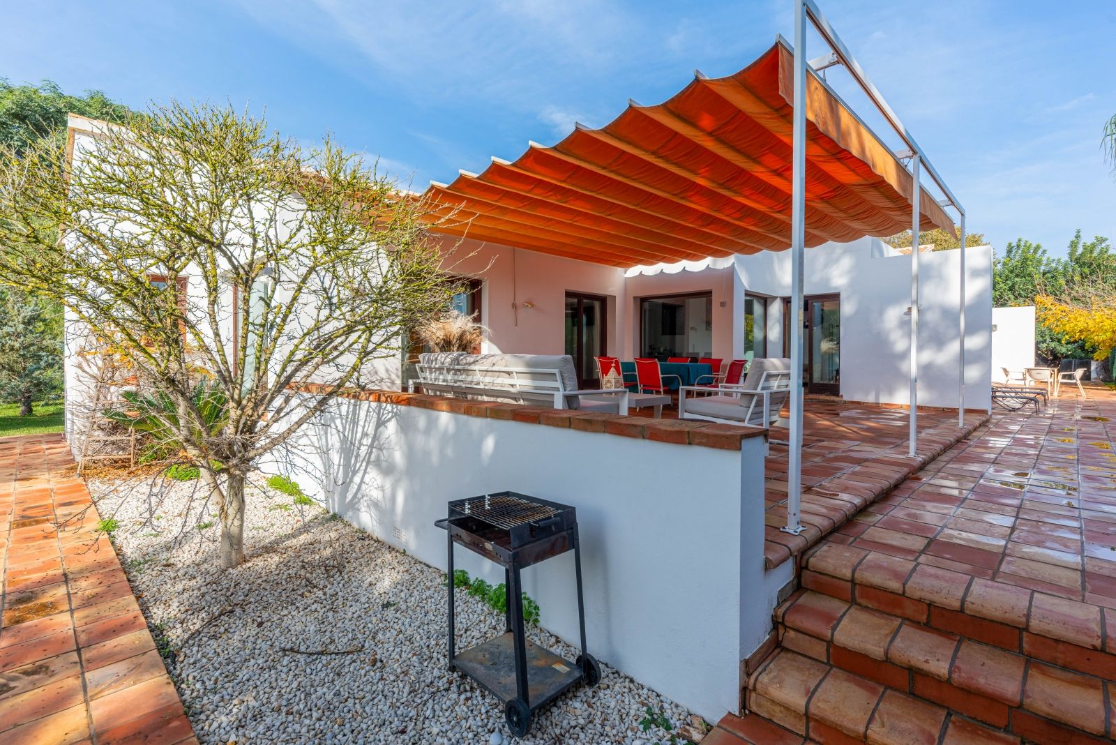 A private retreat surrounded by greenery, all on one level and with complete privacy.