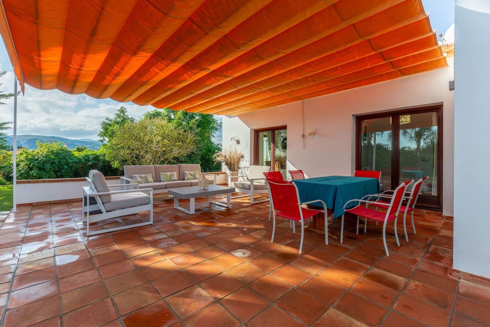 A private retreat surrounded by greenery, all on one level and with complete privacy.