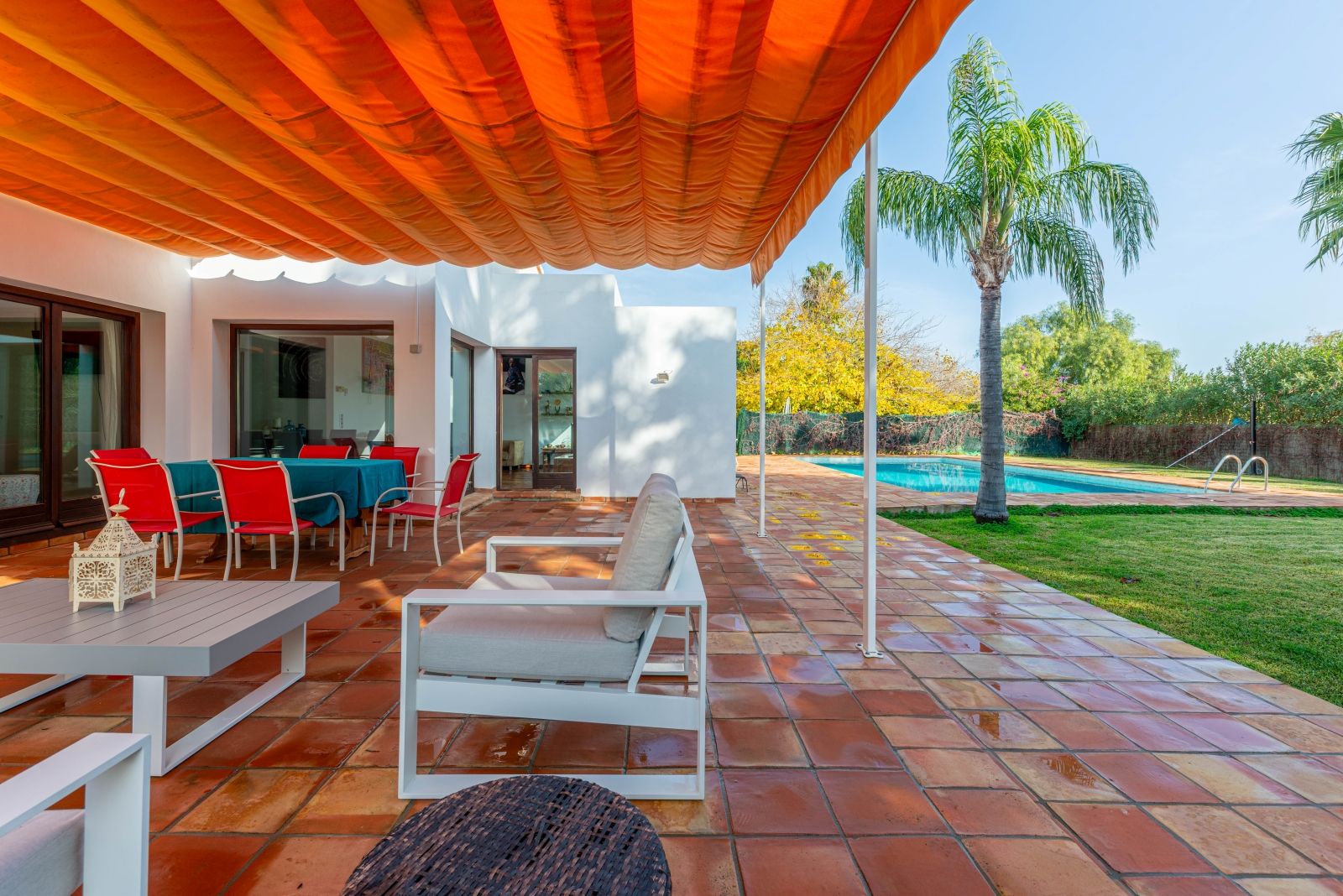 A private retreat surrounded by greenery, all on one level and with complete privacy.