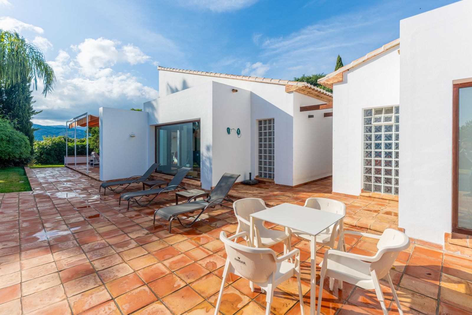 A private retreat surrounded by greenery, all on one level and with complete privacy.