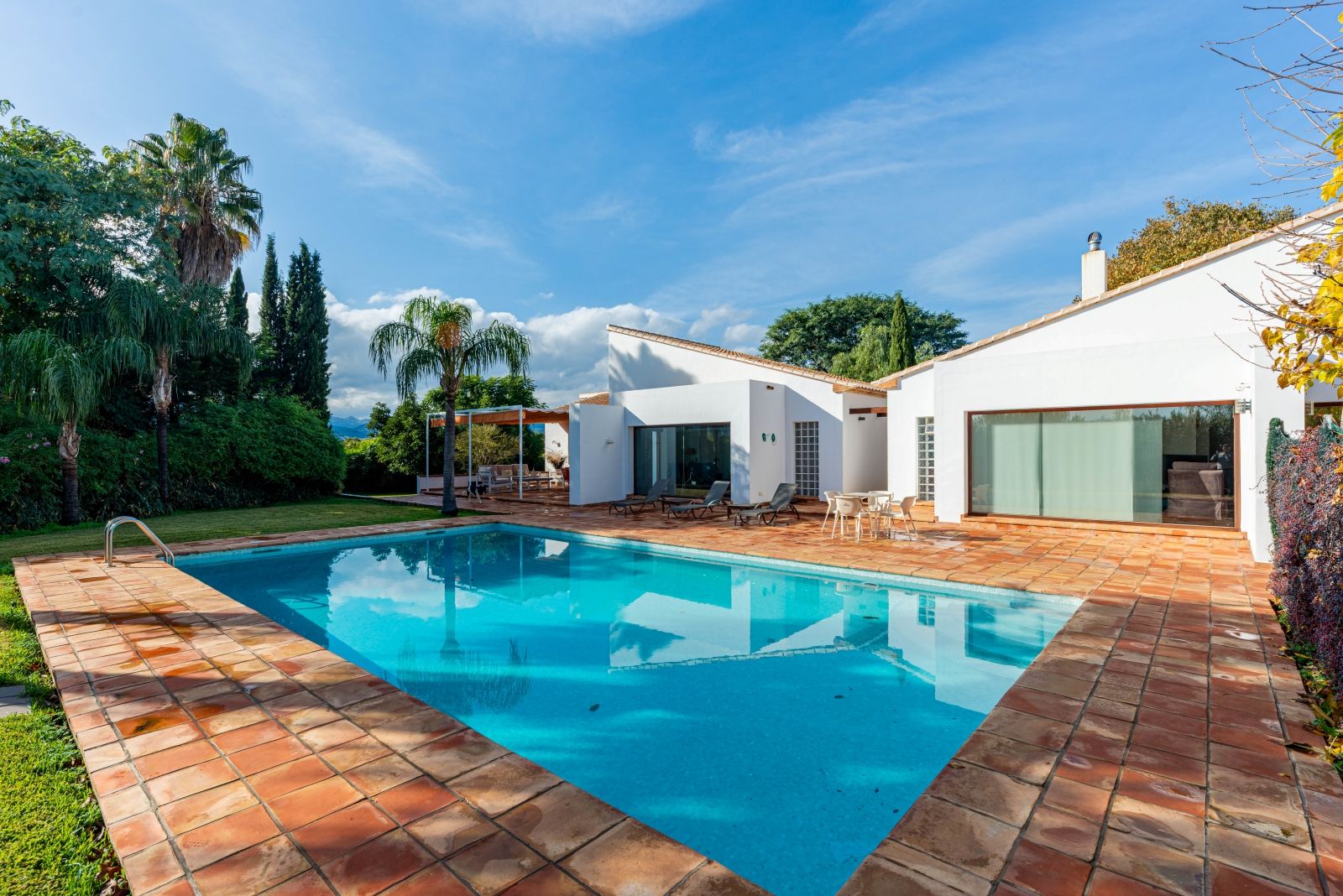 A private retreat surrounded by greenery, all on one level and with complete privacy.