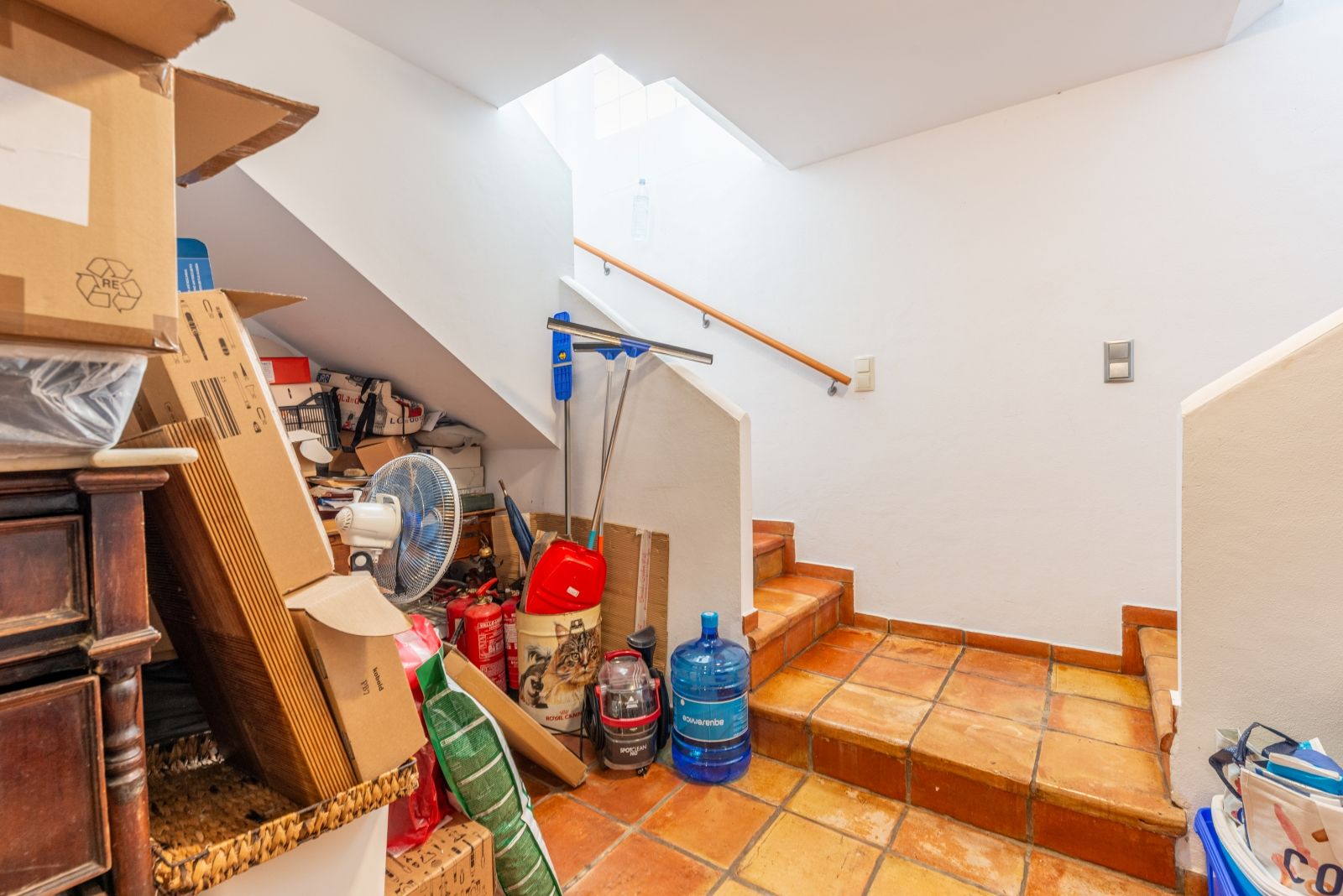 A private retreat surrounded by greenery, all on one level and with complete privacy.