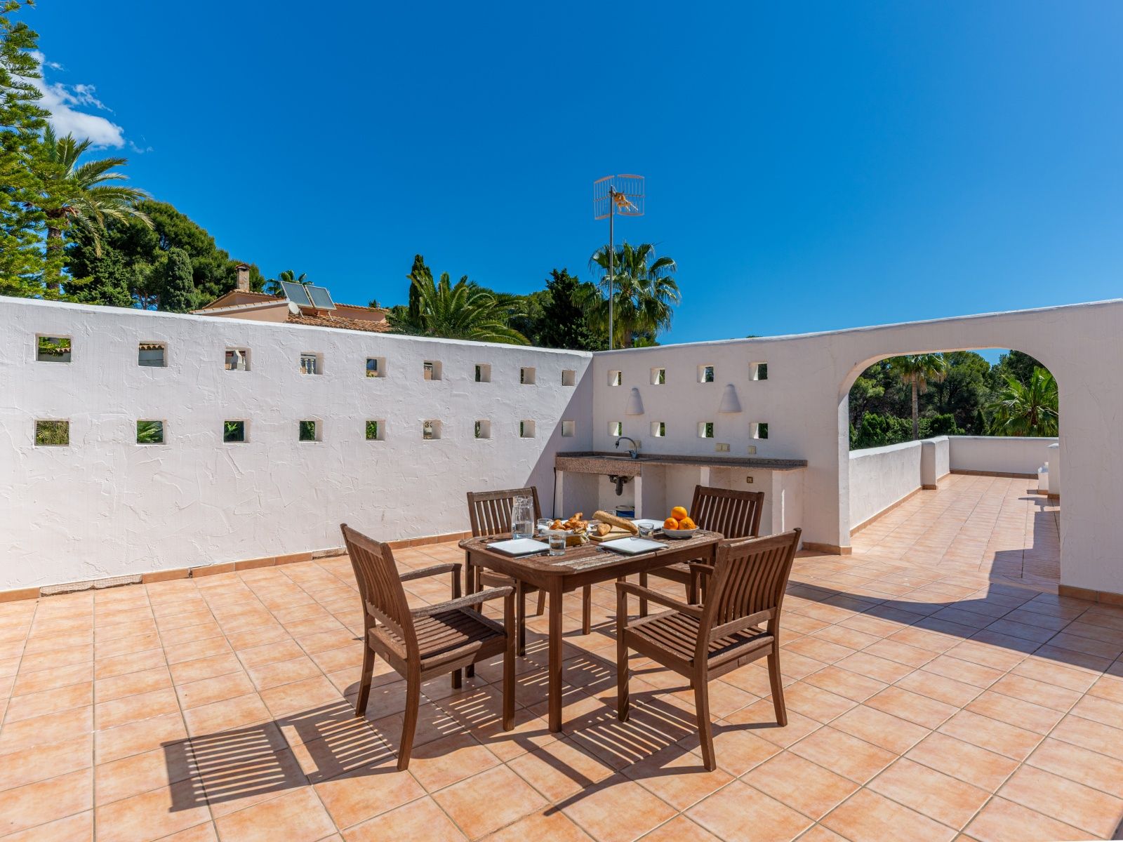 20534ME - Villa con dos viviendas independientes, bonitas vistas al mar y a un paso de Moraira