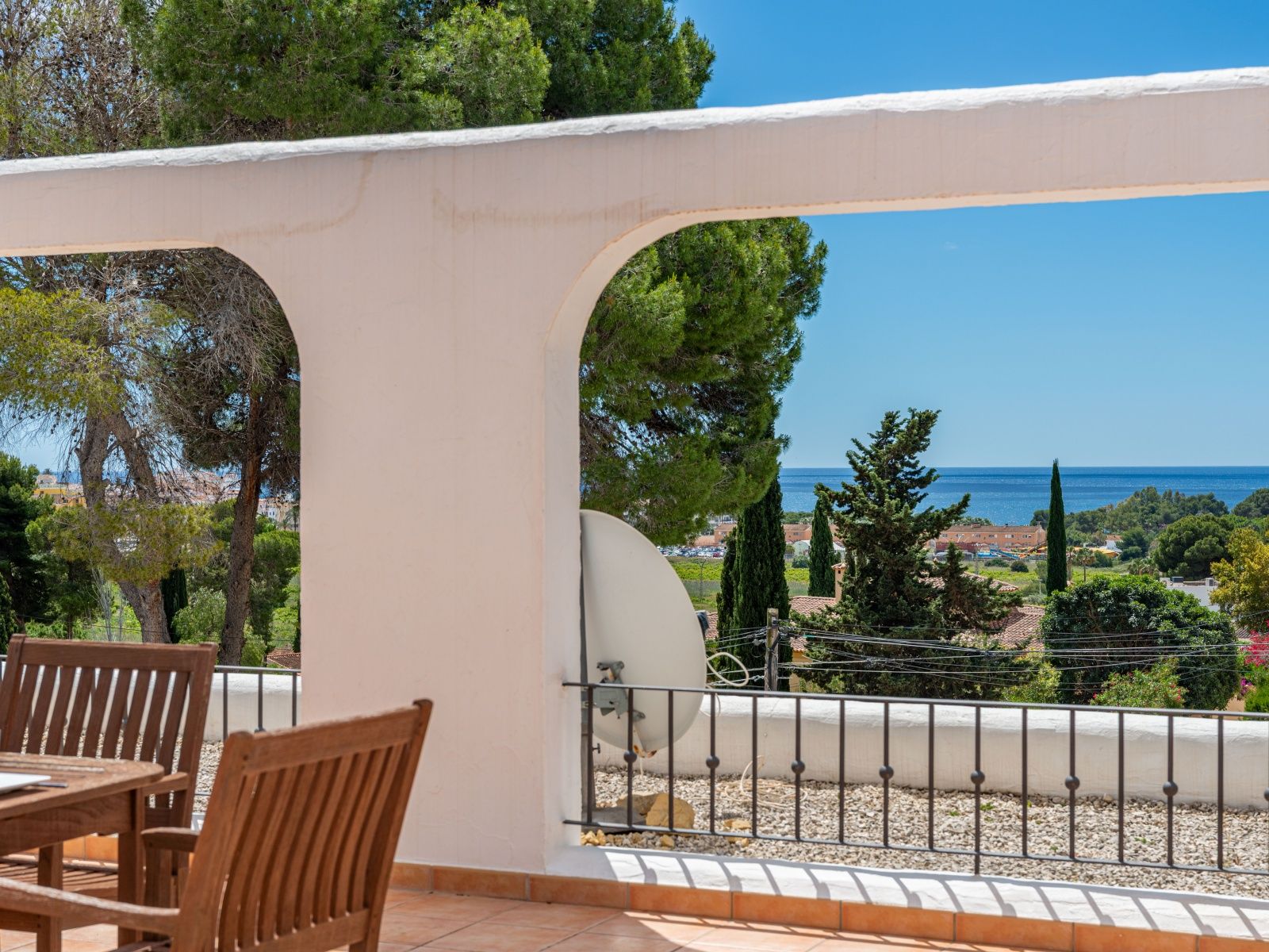 20534ME - Villa con dos viviendas independientes, bonitas vistas al mar y a un paso de Moraira