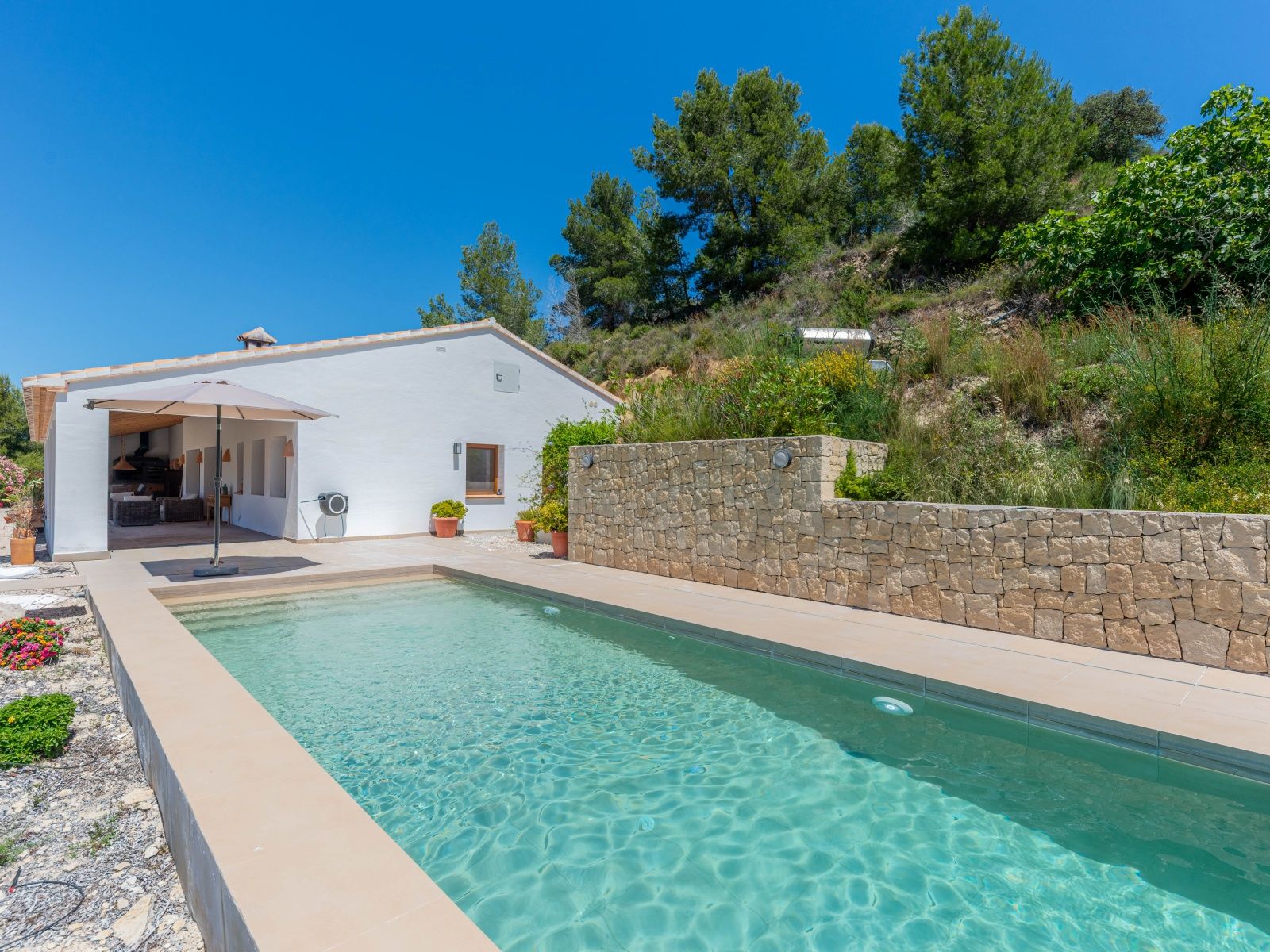 Moderna finca/villa off-grid con piscina y total privacidad en Benissa.