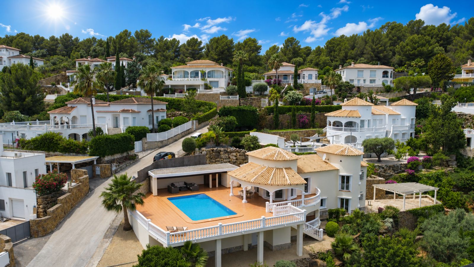 Villa mediterránea real con vistas panorámicas al Montgó, al campo de golf y al mar Mediterráneo.