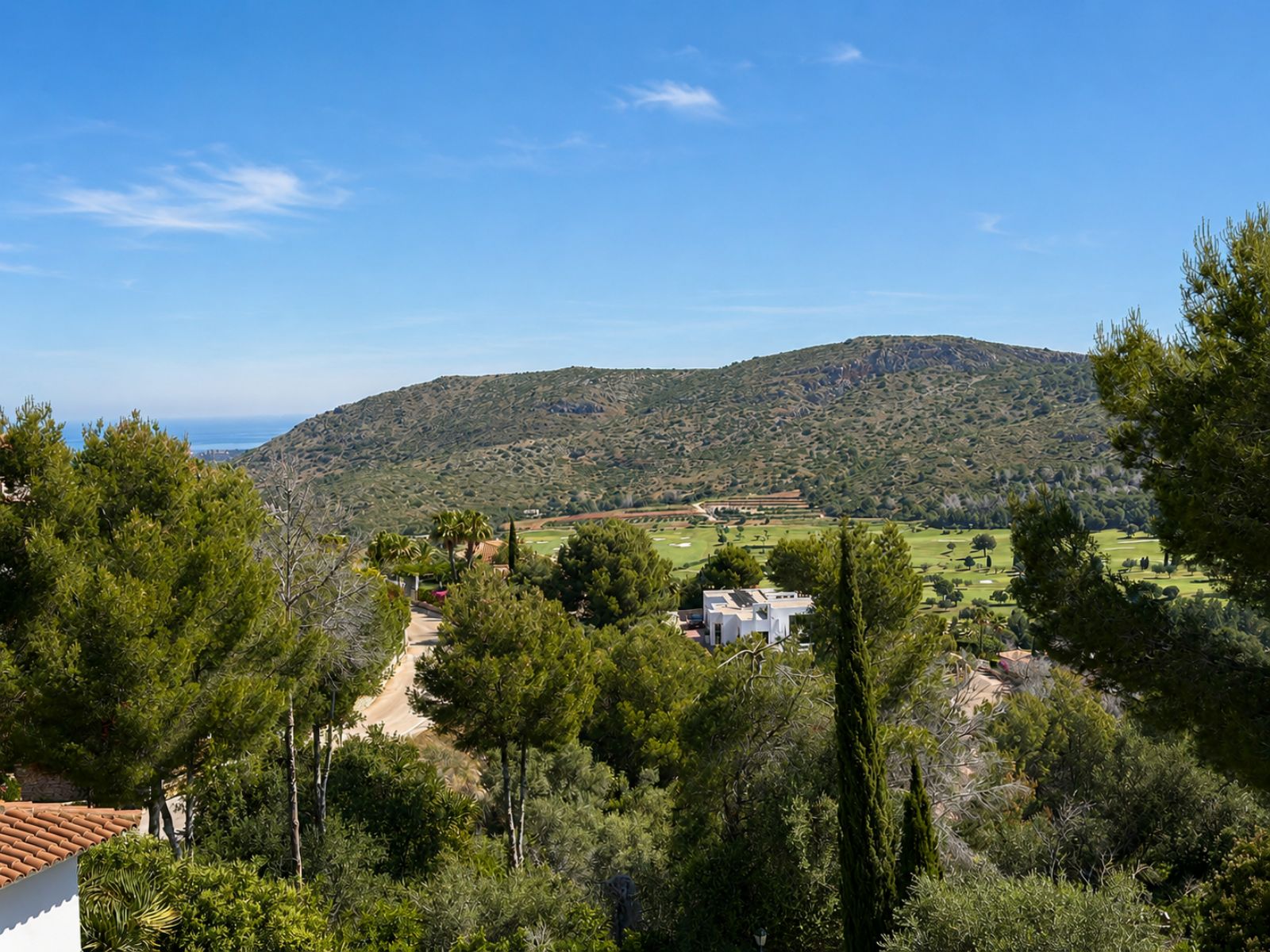 Villa mediterránea real con vistas panorámicas al Montgó, al campo de golf y al mar Mediterráneo.
