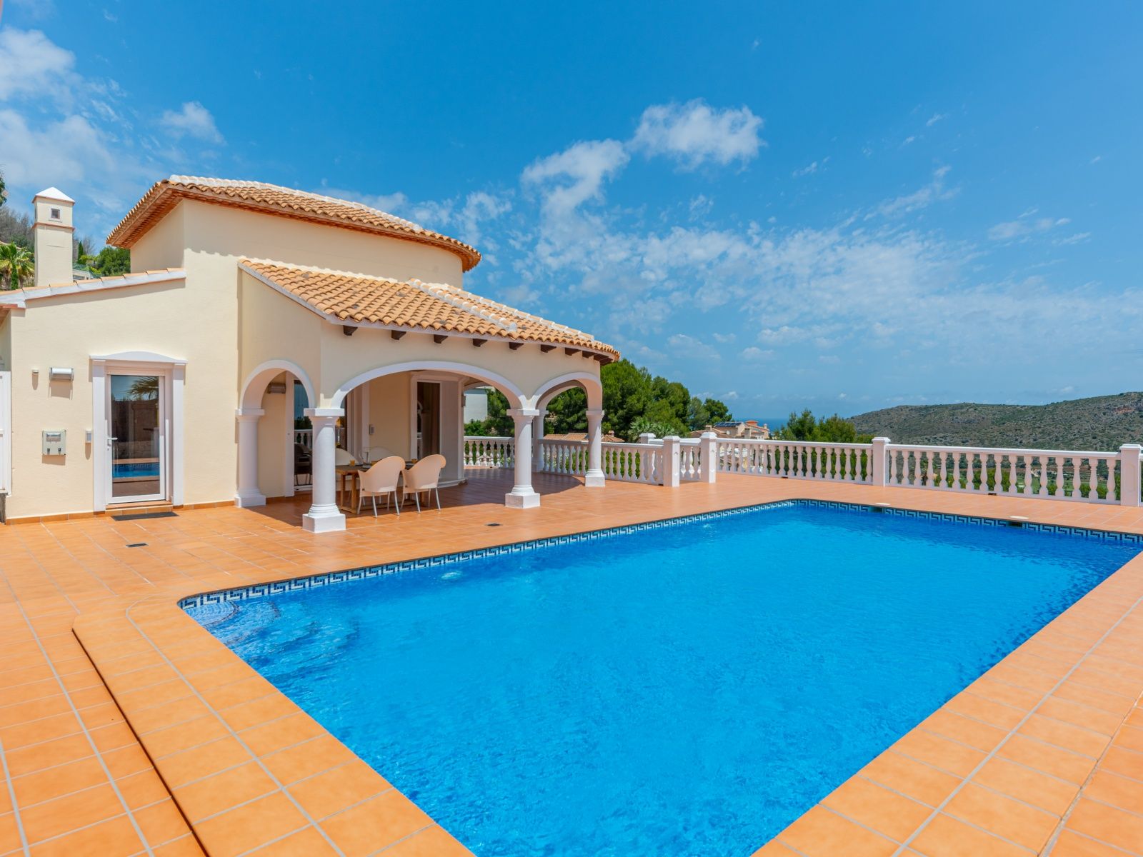 Villa mediterránea real con vistas panorámicas al Montgó, al campo de golf y al mar Mediterráneo.