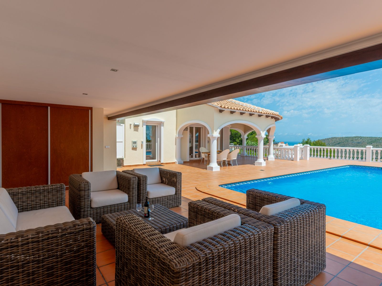 Villa mediterránea real con vistas panorámicas al Montgó, al campo de golf y al mar Mediterráneo.