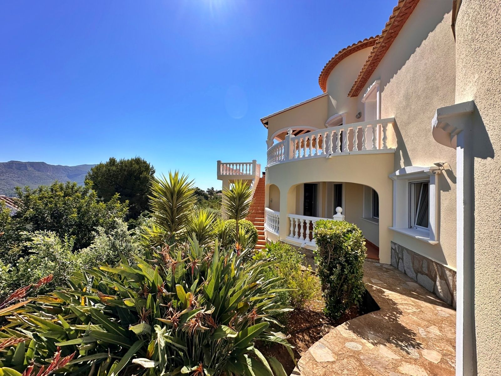Villa mediterránea real con vistas panorámicas al Montgó, al campo de golf y al mar Mediterráneo.