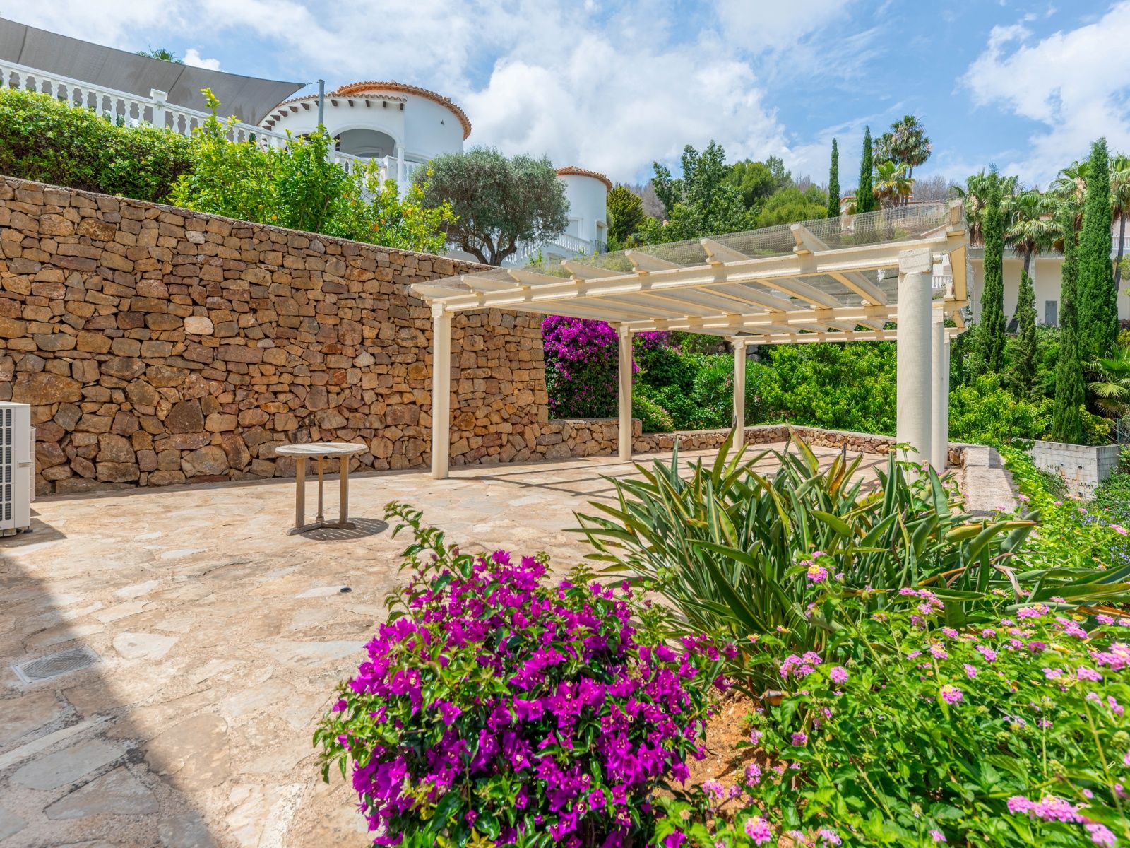 Villa mediterránea real con vistas panorámicas al Montgó, al campo de golf y al mar Mediterráneo.