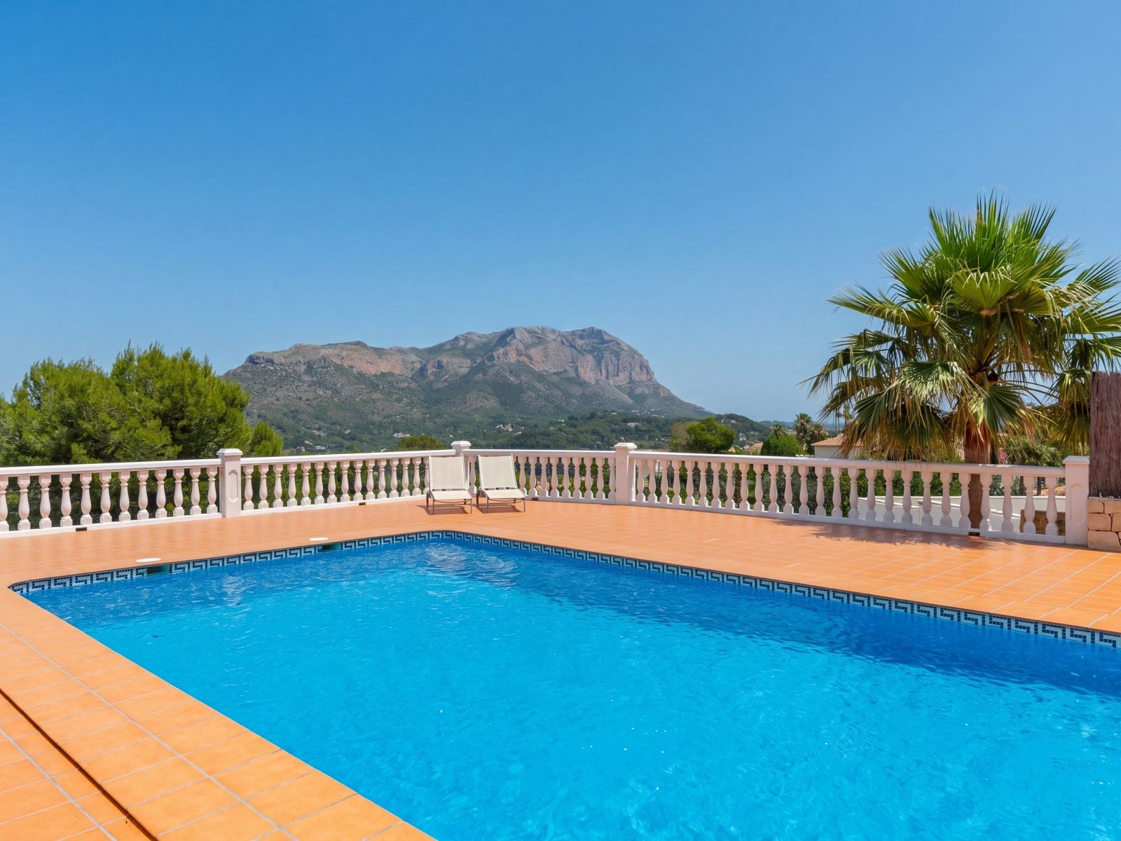 Villa mediterránea real con vistas panorámicas al Montgó, al campo de golf y al mar Mediterráneo.