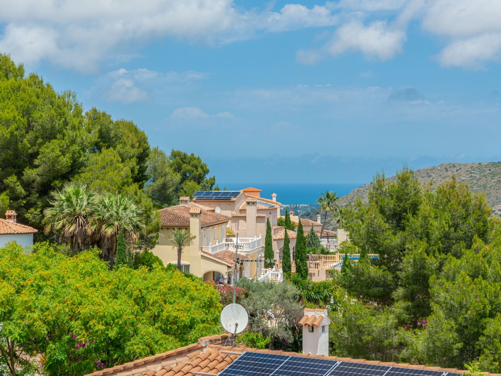 Villa mediterránea real con vistas panorámicas al Montgó, al campo de golf y al mar Mediterráneo.