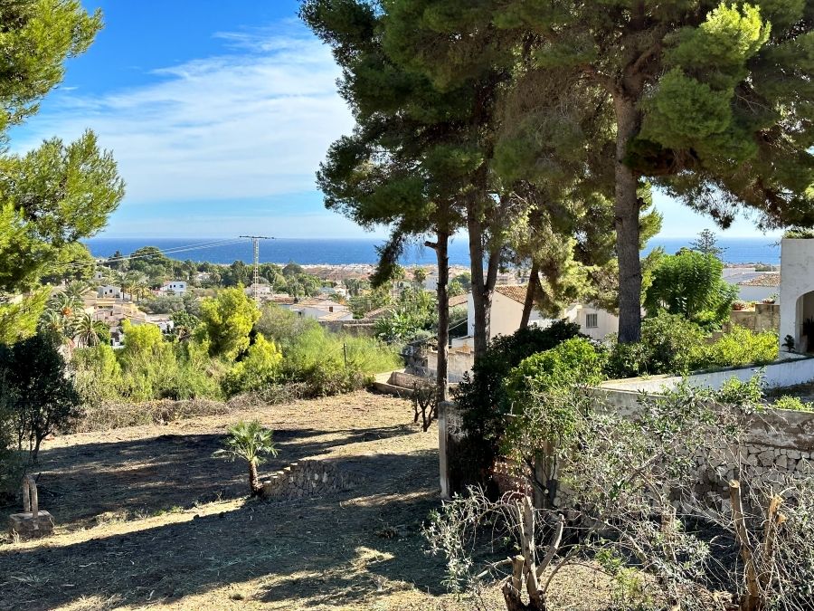 Plot of 2734 m2 with sea views