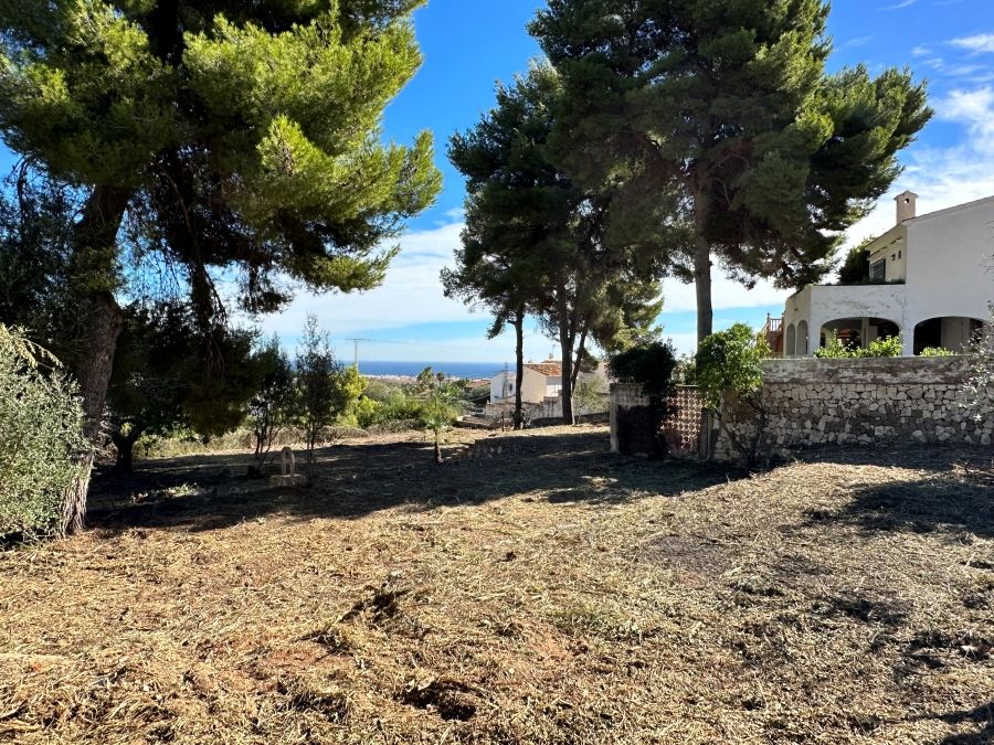 Plot of 2734 m2 with sea views