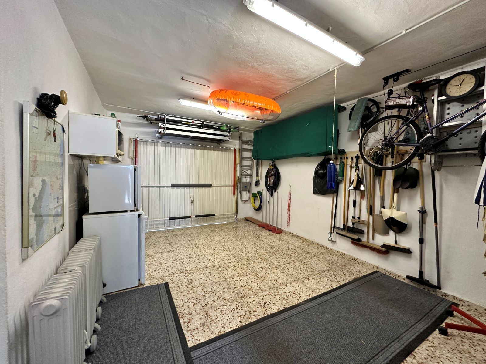 Hoekwoning met gastenverblijf en garage