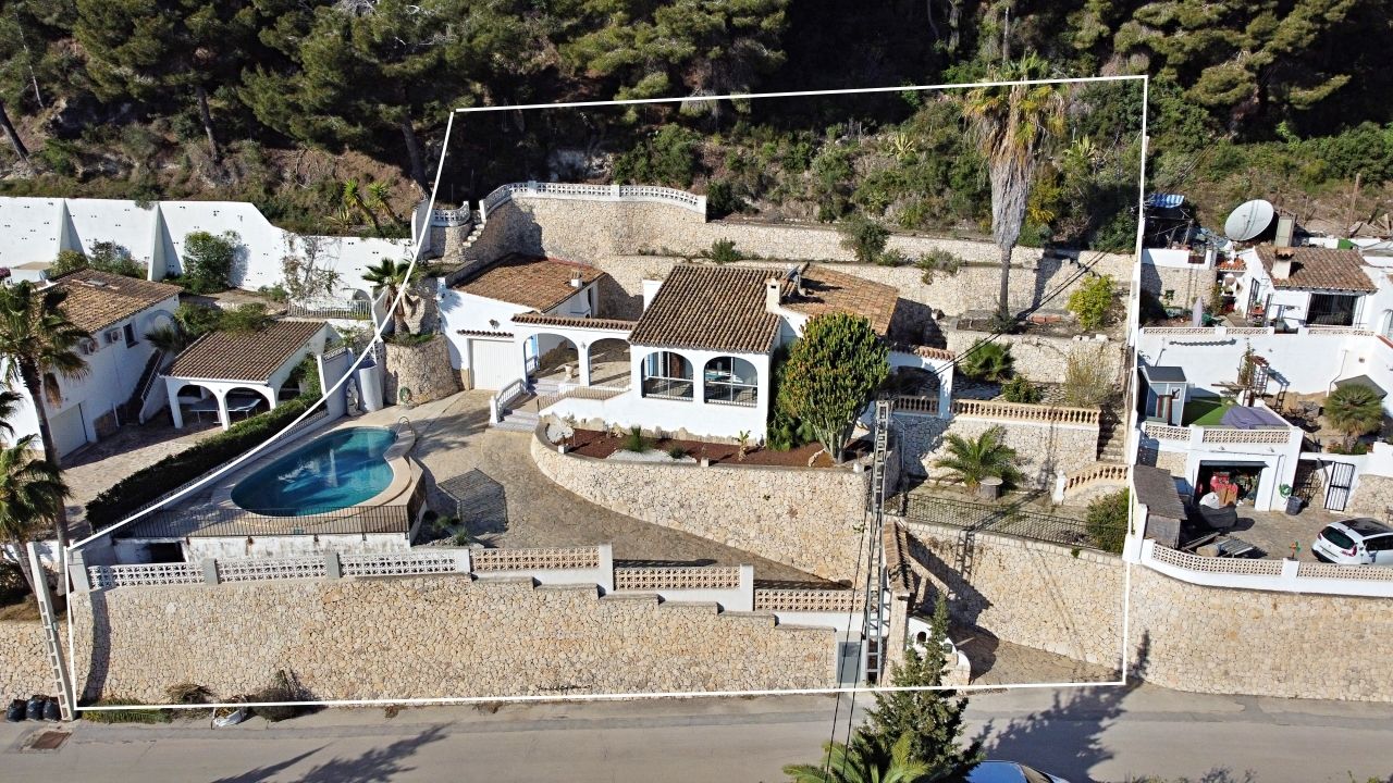 Sea view villa with renovation permit granted