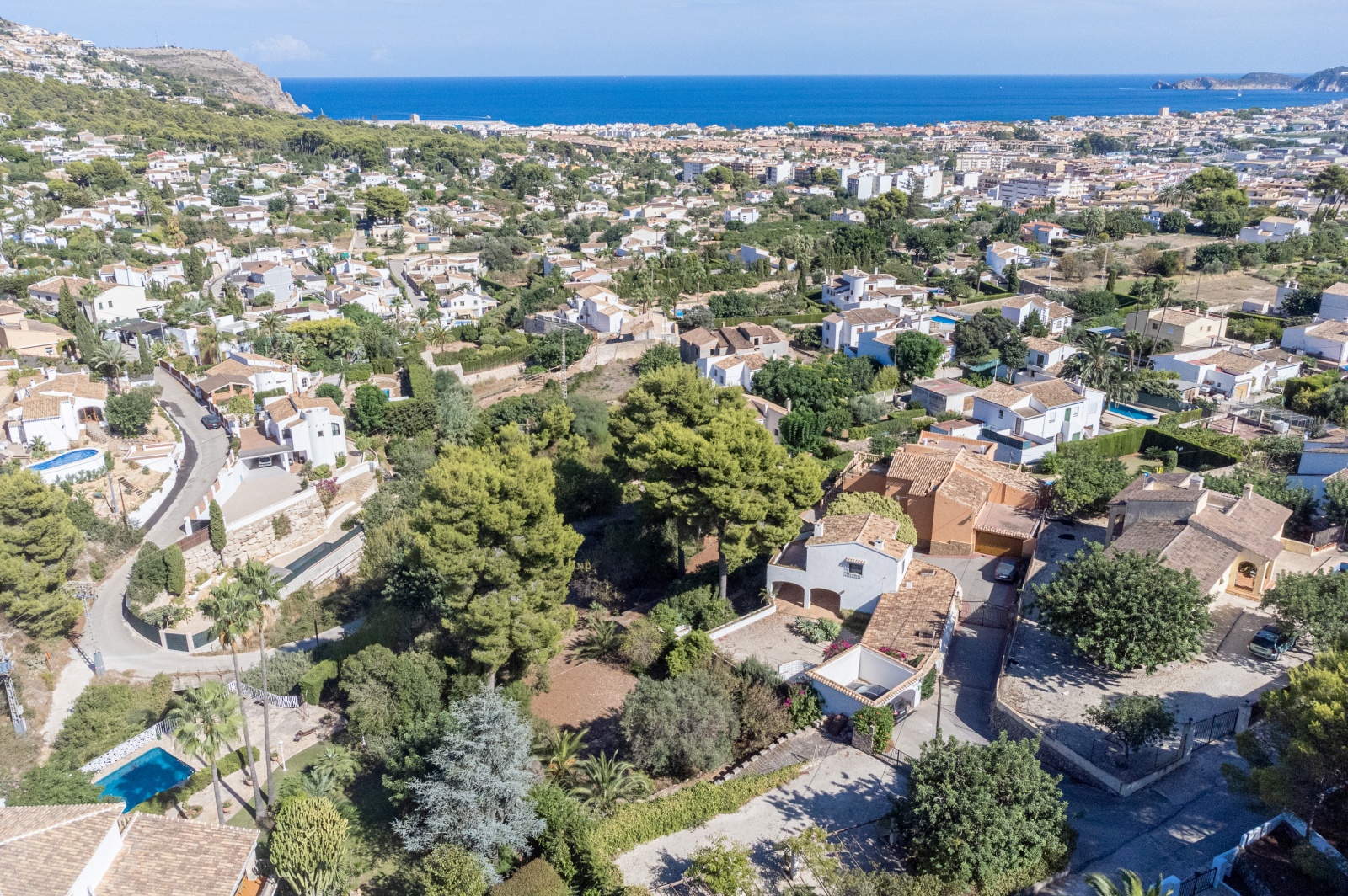 Sea view villa with 2734 m2 of land and lots of potential